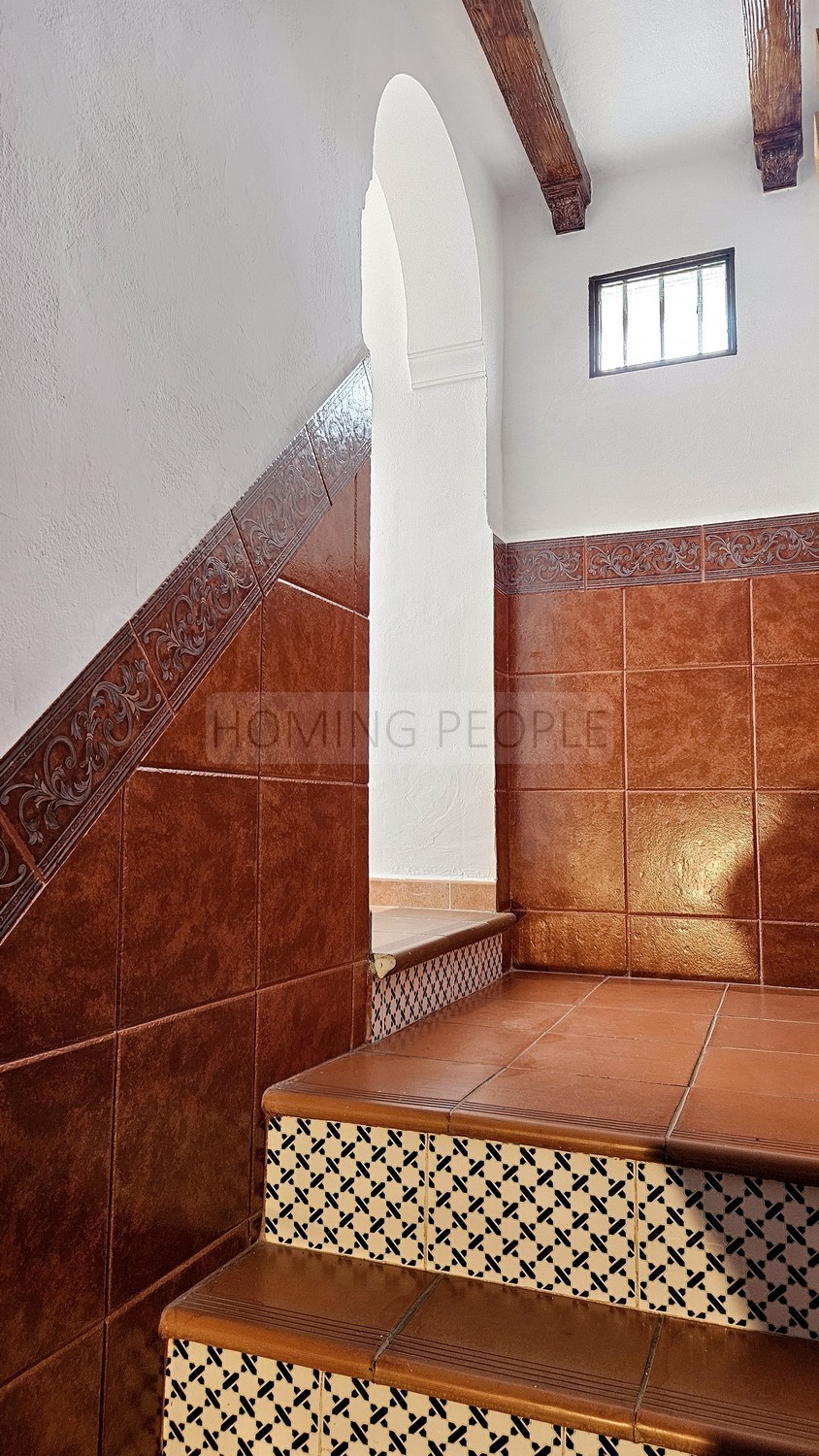 Cortijo-chalet bien equipado y con piscina, situado en un valle y con muy buen acceso