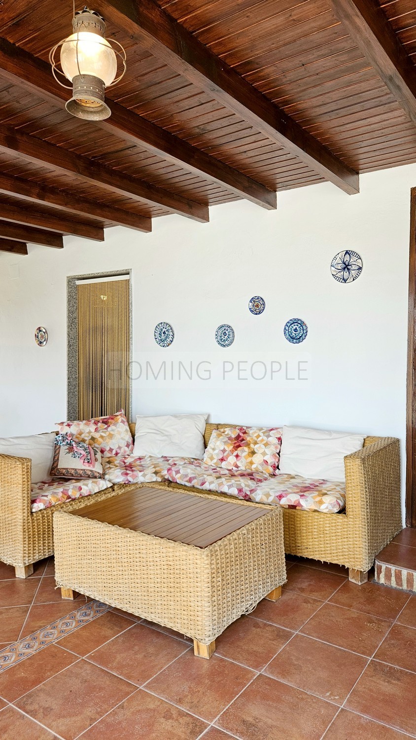 Cortijo-chalet bien equipado y con piscina, situado en un valle y con muy buen acceso