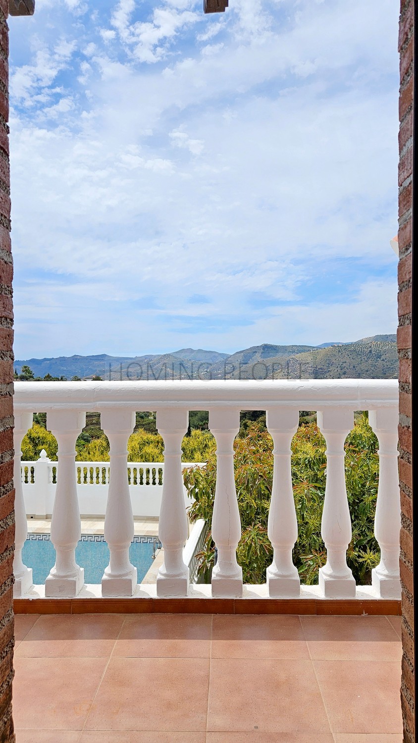 Cortijo-chalet bien equipado y con piscina, situado en un valle y con muy buen acceso