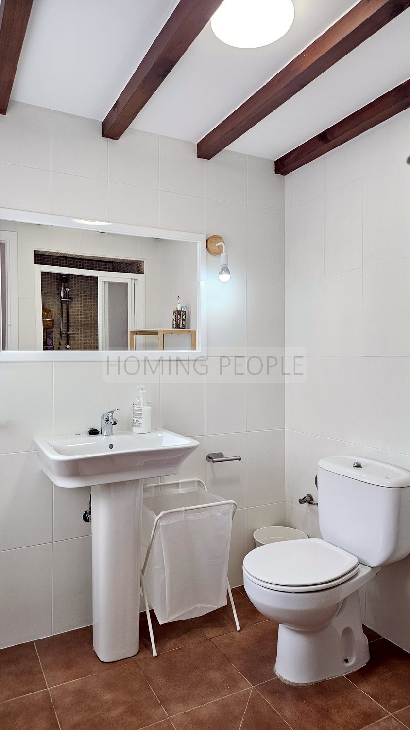 Cortijo-chalet bien equipado y con piscina, situado en un valle y con muy buen acceso