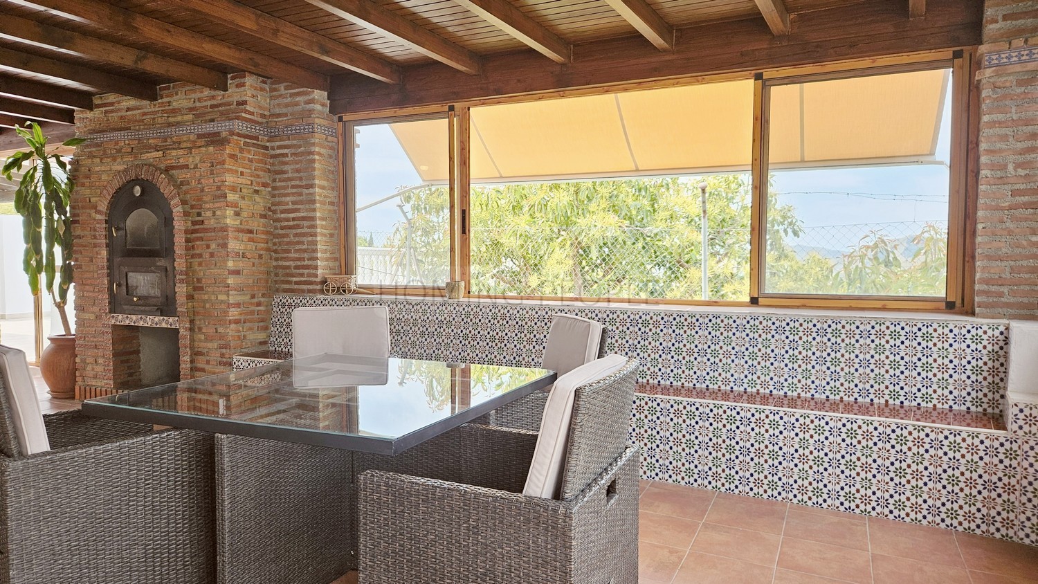 Cortijo-chalet bien equipado y con piscina, situado en un valle y con muy buen acceso