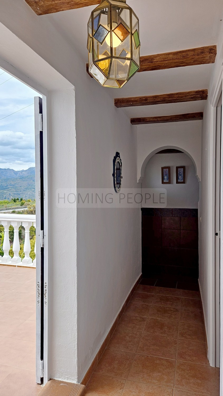 Cortijo-chalet bien equipado y con piscina, situado en un valle y con muy buen acceso