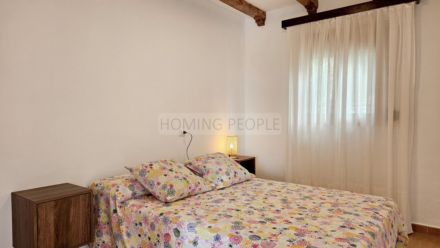 Cortijo-chalet bien equipado y con piscina, situado en un valle y con muy buen acceso