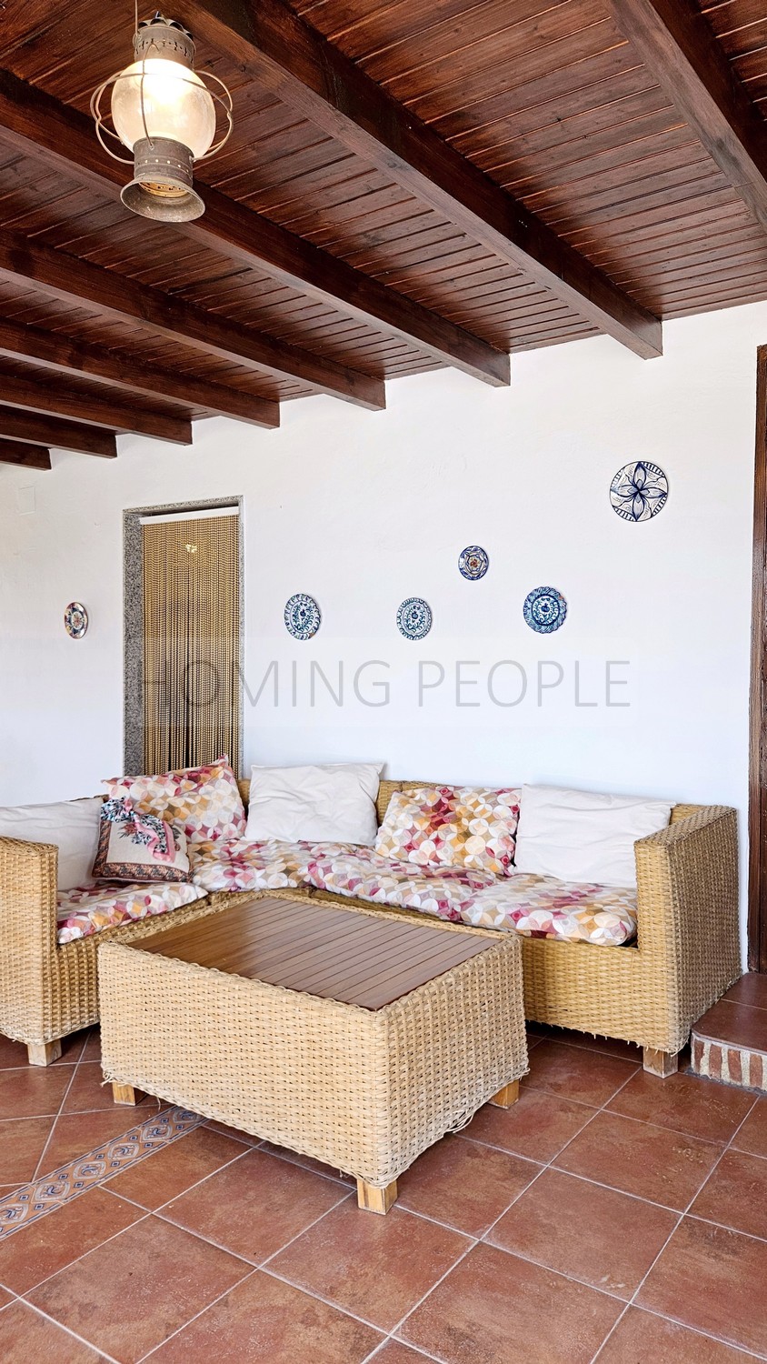 Cortijo-chalet bien equipado y con piscina, situado en un valle y con muy buen acceso