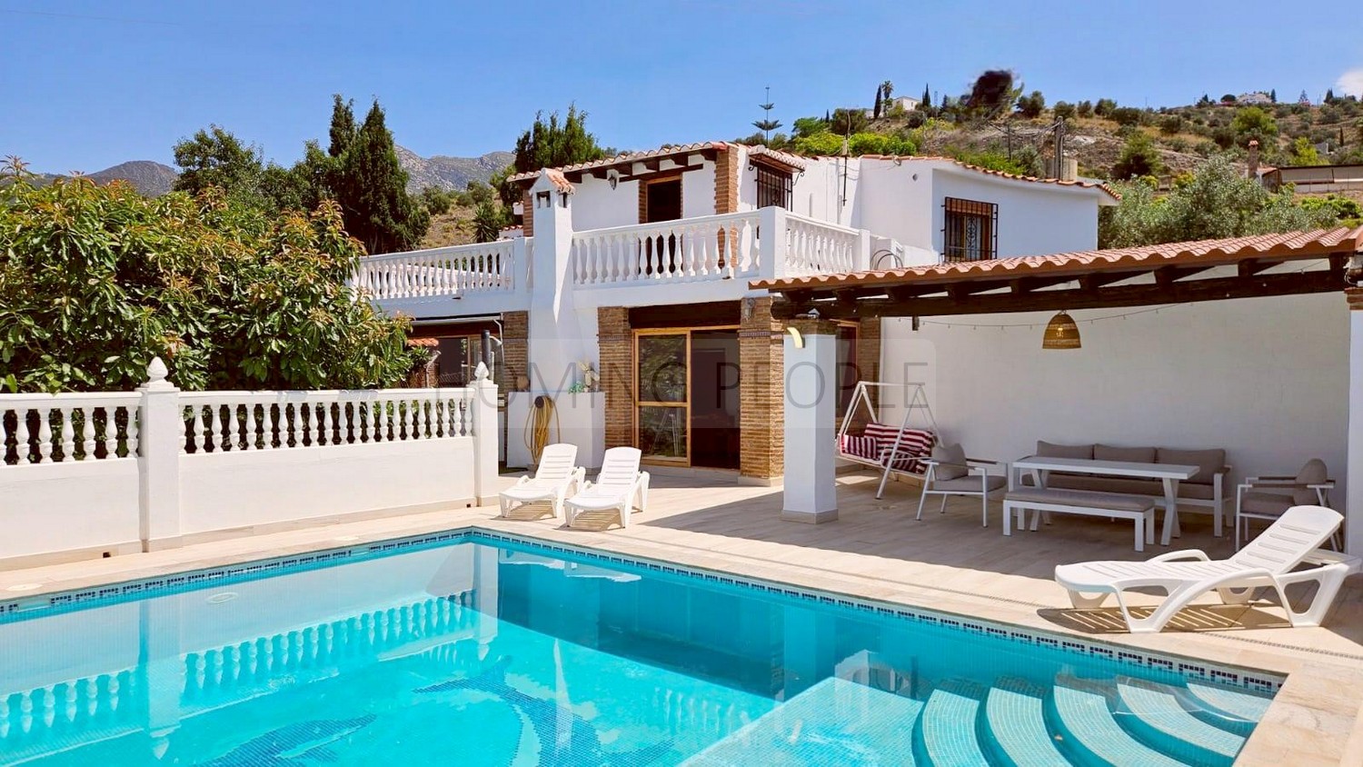 Villa rurale andalouse bien équipée avec piscine, entourée de colines d'avocatiers et un très bon accès