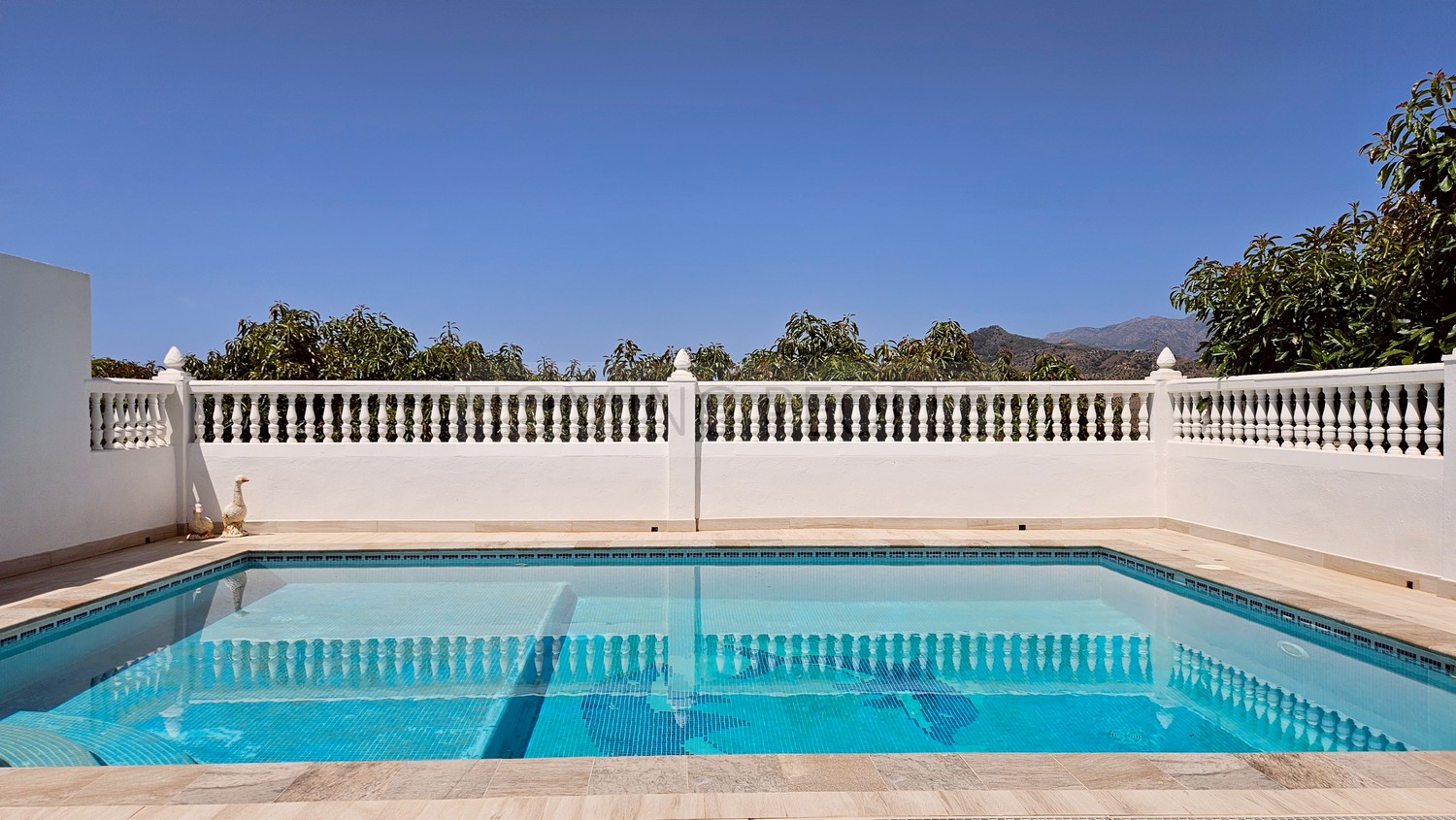 Villa rurale andalouse bien équipée avec piscine, entourée de colines d'avocatiers et un très bon accès