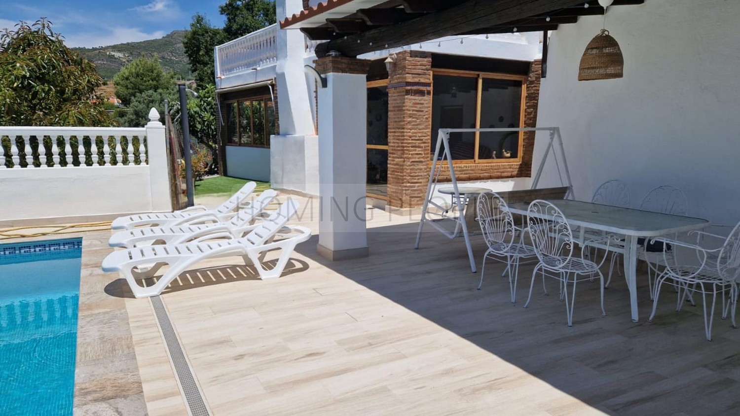 Cortijo-chalet bien equipado y con piscina, situado en un valle y con muy buen acceso