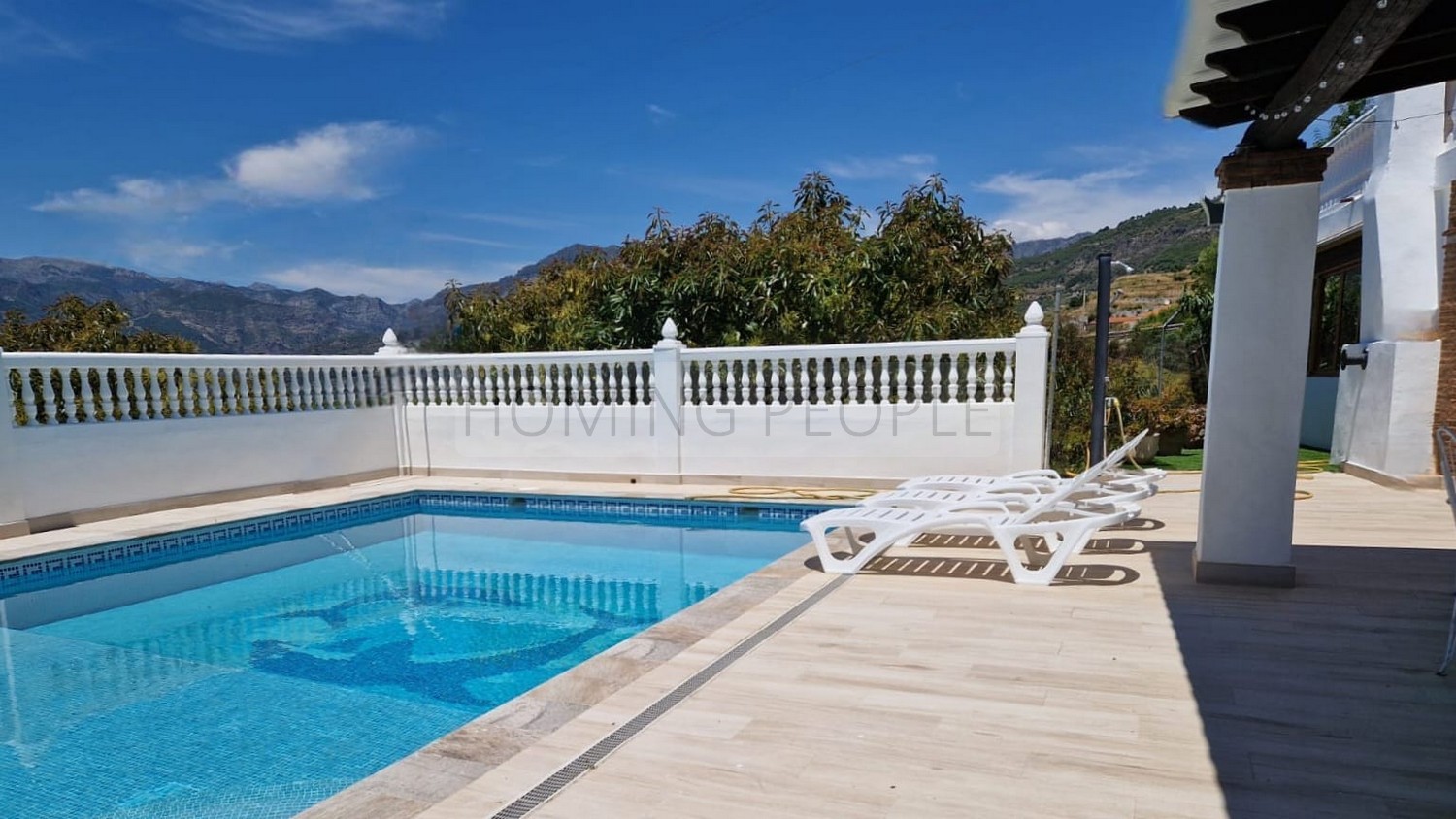 Cortijo-chalet bien equipado y con piscina, situado en un valle y con muy buen acceso