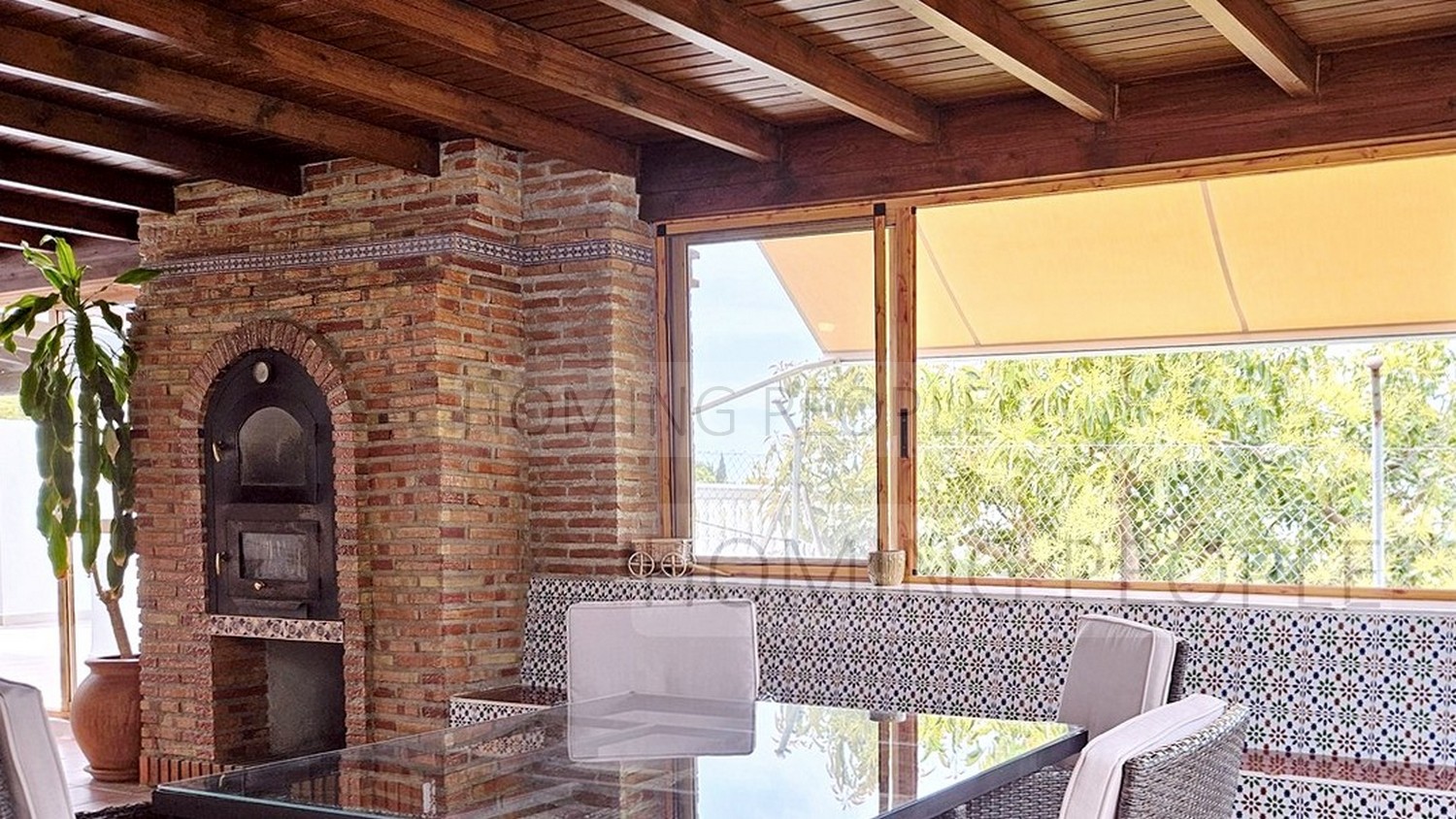Villa rurale andalouse bien équipée avec piscine, entourée de colines d'avocatiers et un très bon accès
