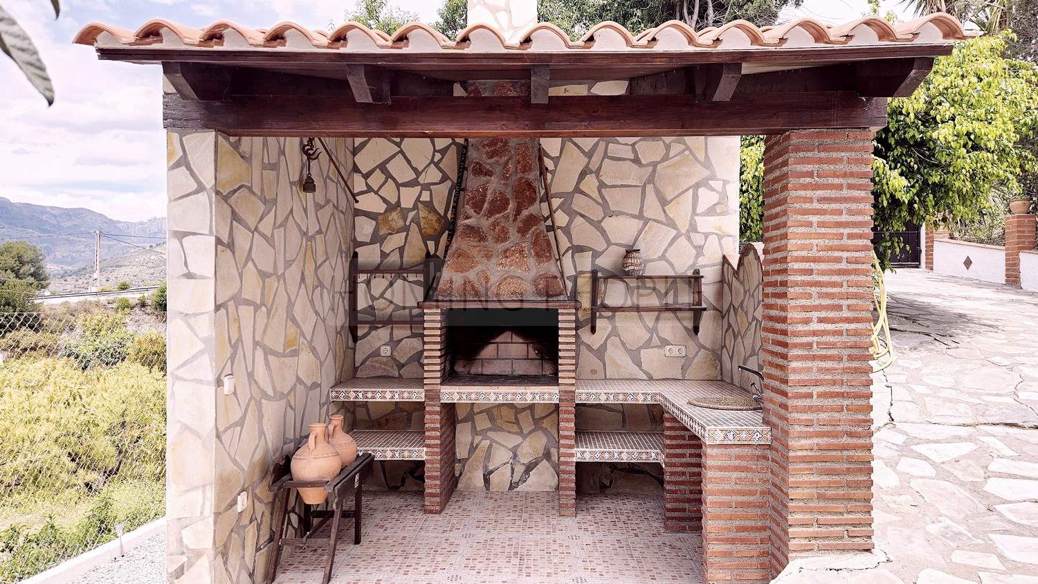 Cortijo-chalet bien equipado y con piscina, situado en un valle y con muy buen acceso