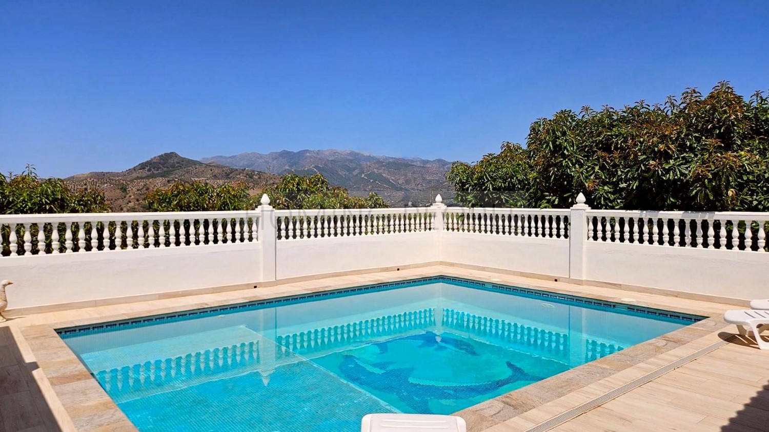 Villa rurale andalouse bien équipée avec piscine, entourée de colines d'avocatiers et un très bon accès