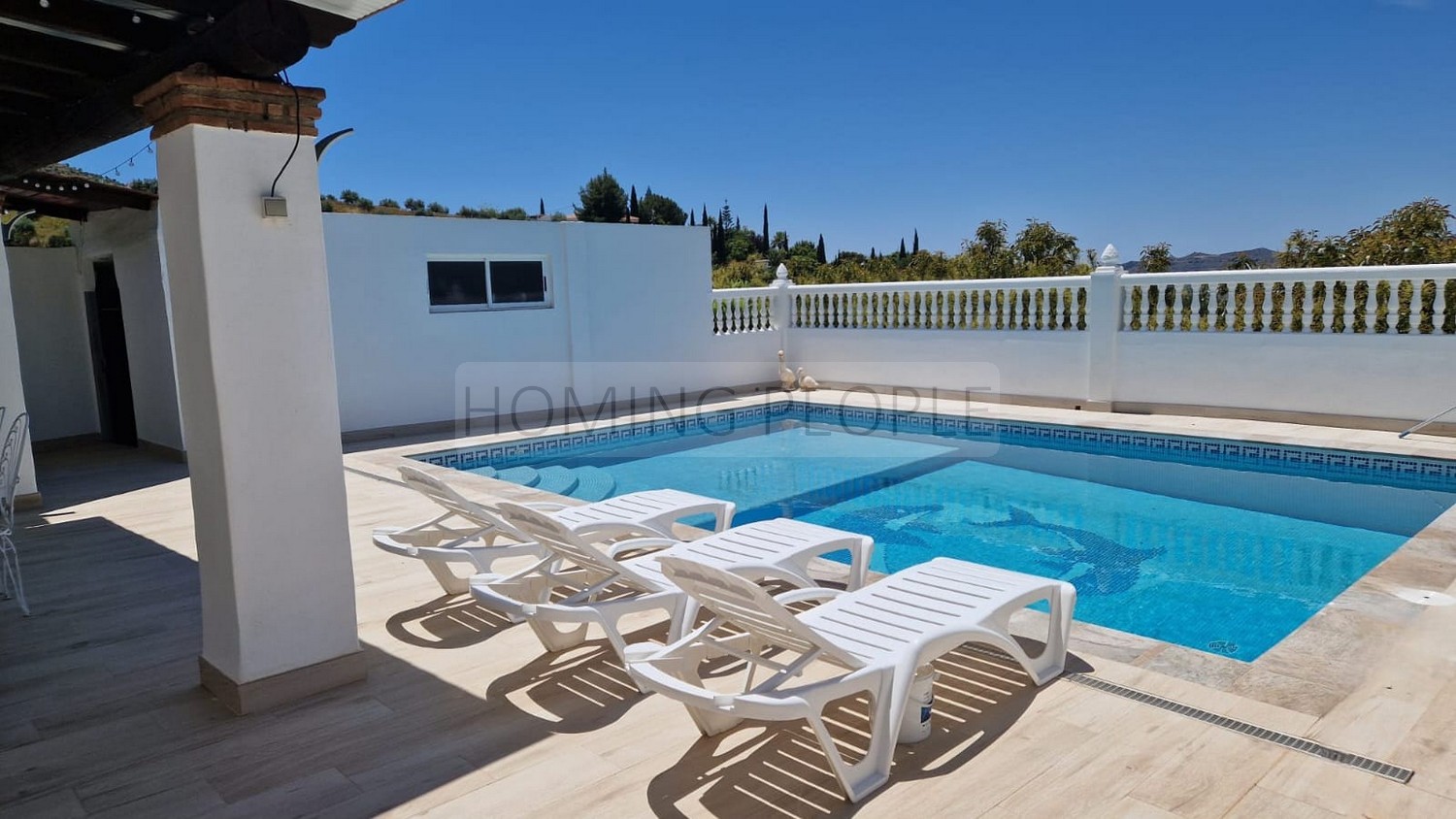 Cortijo-chalet bien equipado y con piscina, situado en un valle y con muy buen acceso