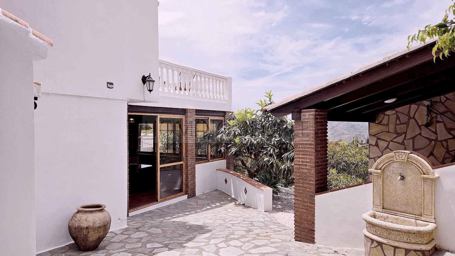 Cortijo-chalet bien equipado y con piscina, situado en un valle y con muy buen acceso