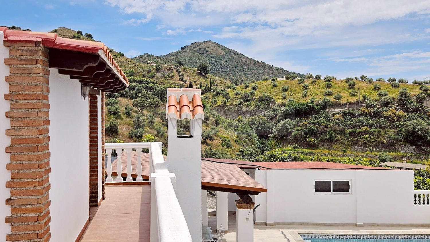 Cortijo-chalet bien equipado y con piscina, situado en un valle y con muy buen acceso