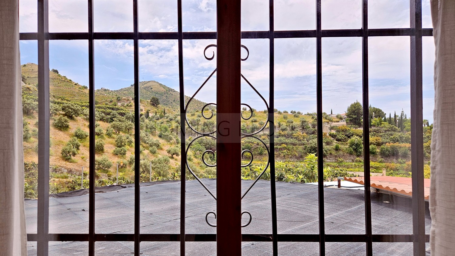Cortijo-chalet bien equipado y con piscina, situado en un valle y con muy buen acceso