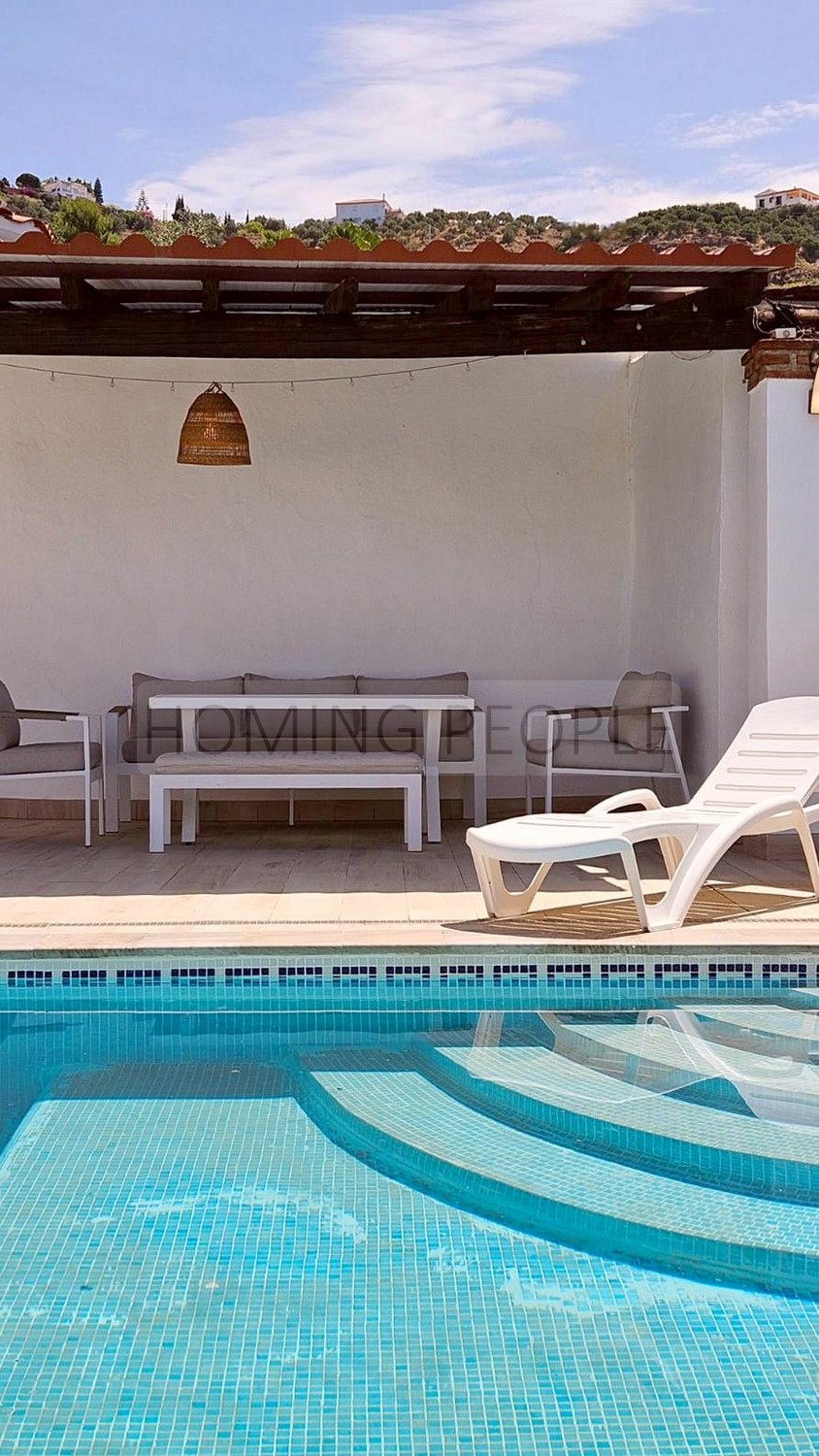 Villa rurale andalouse bien équipée avec piscine, entourée de colines d'avocatiers et un très bon accès