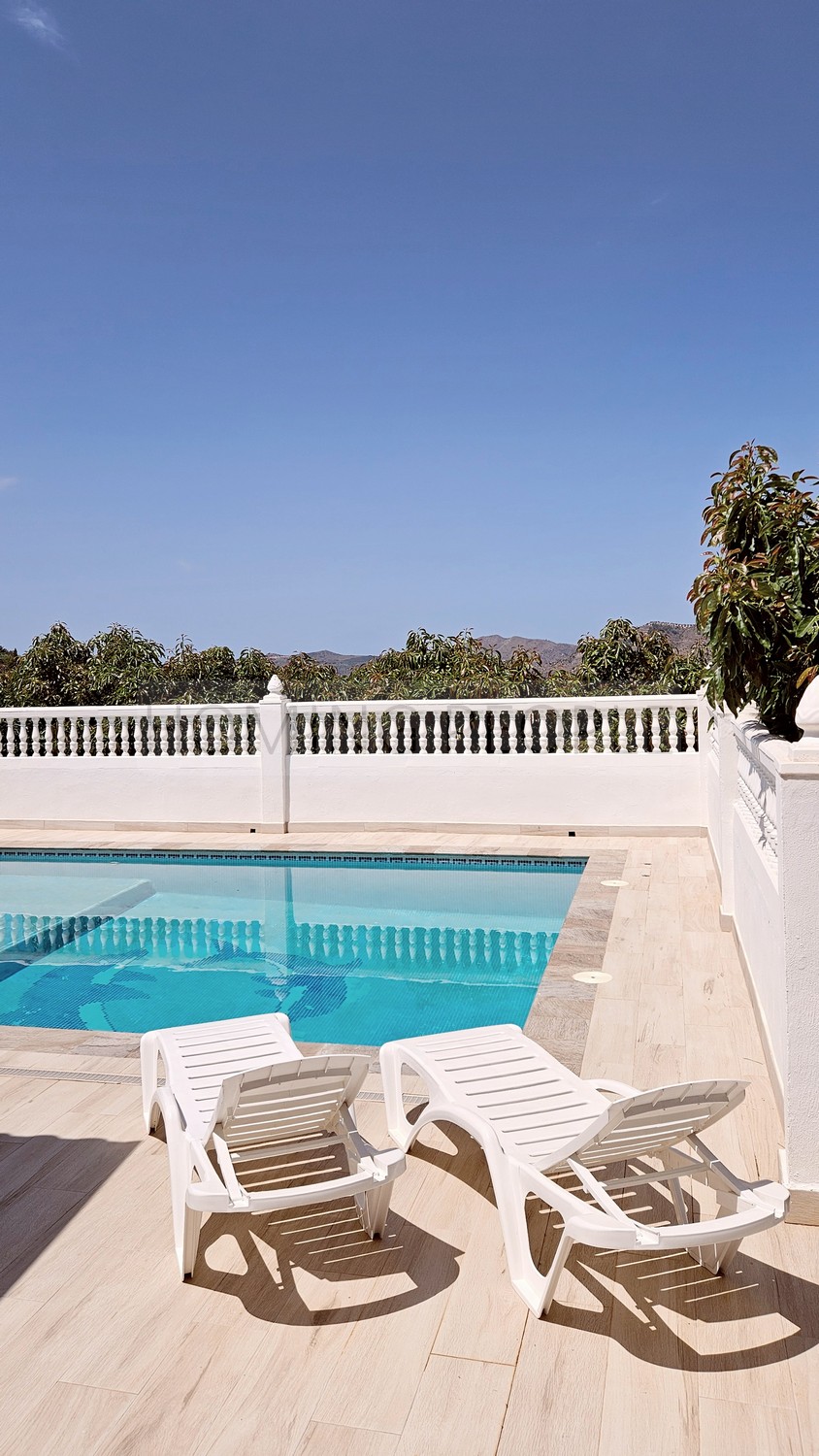Villa rurale andalouse bien équipée avec piscine, entourée de colines d'avocatiers et un très bon accès