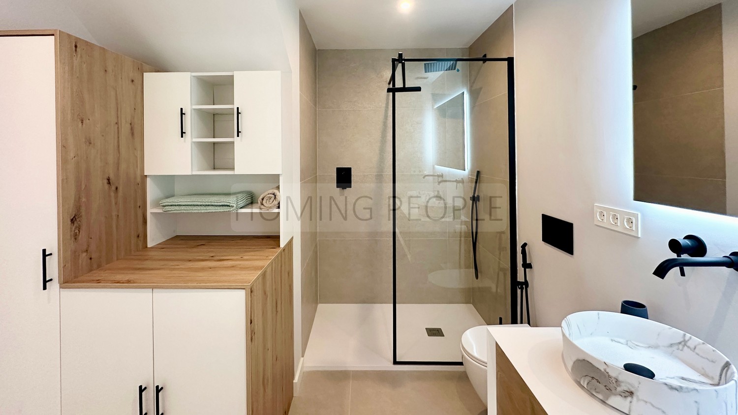 Chalet moderno con piscina y cochera,  a distancia a pie del pueblo y de la playa