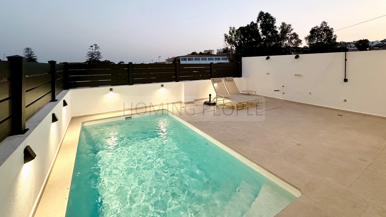 Chalet moderno con piscina y cochera,  a distancia a pie del pueblo y de la playa