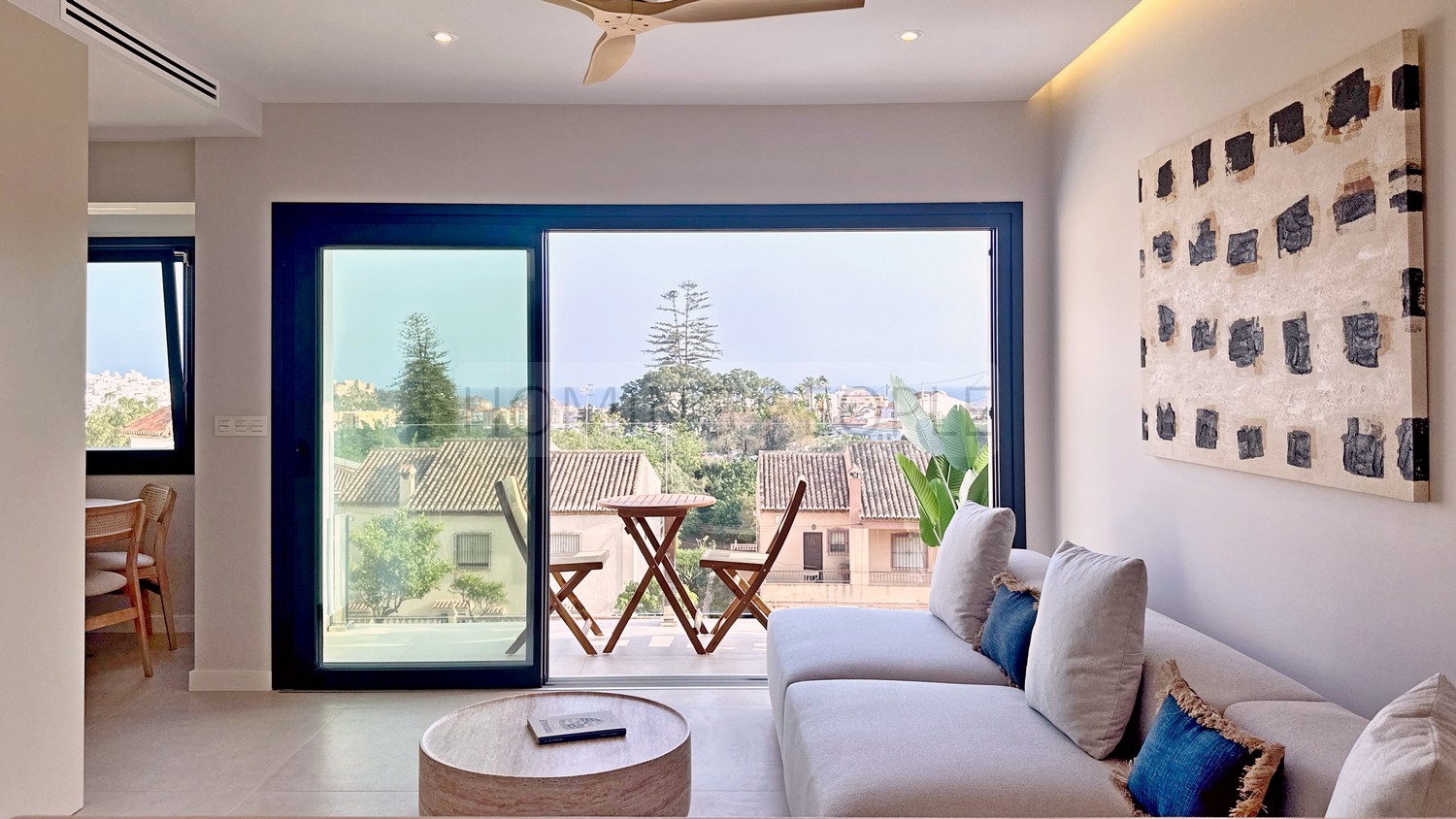 Chalet moderno con piscina y cochera,  a distancia a pie del pueblo y de la playa