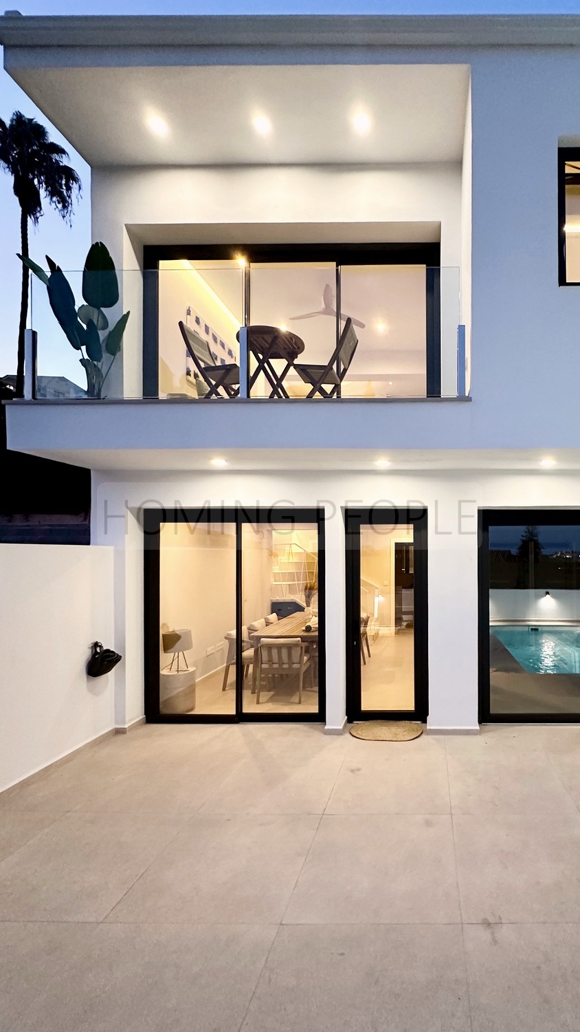 Chalet moderno con piscina y cochera,  a distancia a pie del pueblo y de la playa