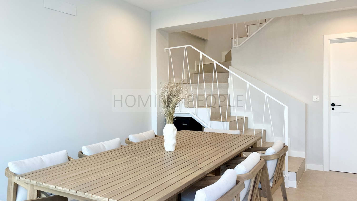 Chalet moderno con piscina y cochera,  a distancia a pie del pueblo y de la playa