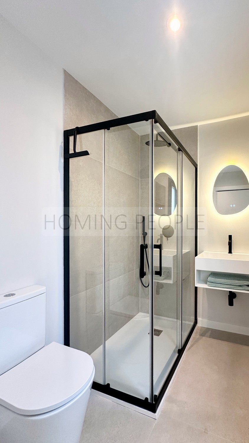 Chalet moderno con piscina y cochera,  a distancia a pie del pueblo y de la playa