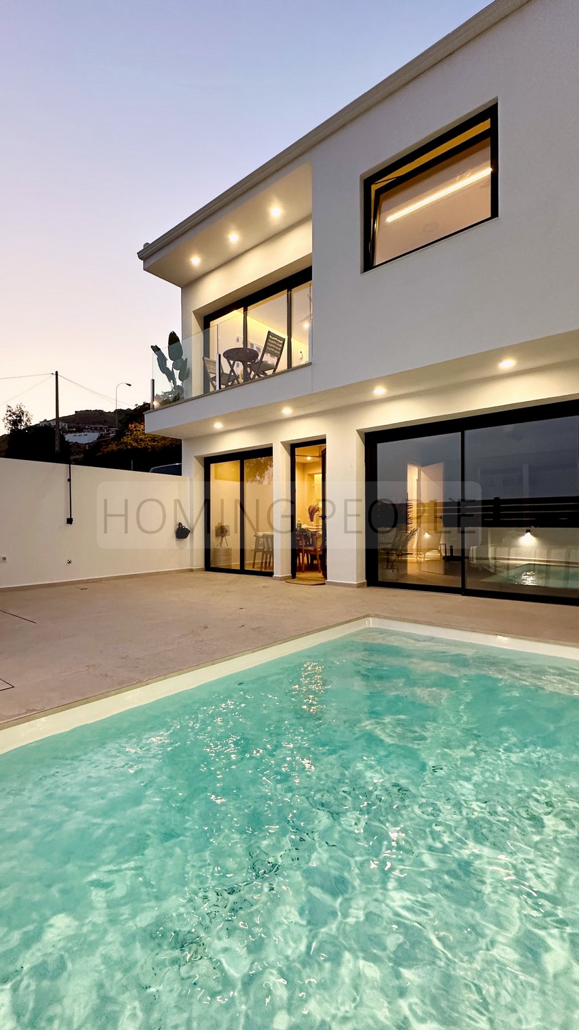 Chalet moderno con piscina y cochera,  a distancia a pie del pueblo y de la playa