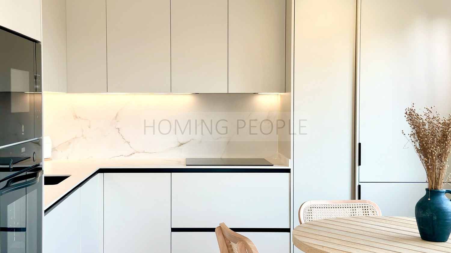 Chalet moderno con piscina y cochera,  a distancia a pie del pueblo y de la playa