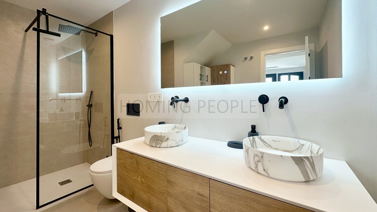 Chalet moderno con piscina y cochera,  a distancia a pie del pueblo y de la playa