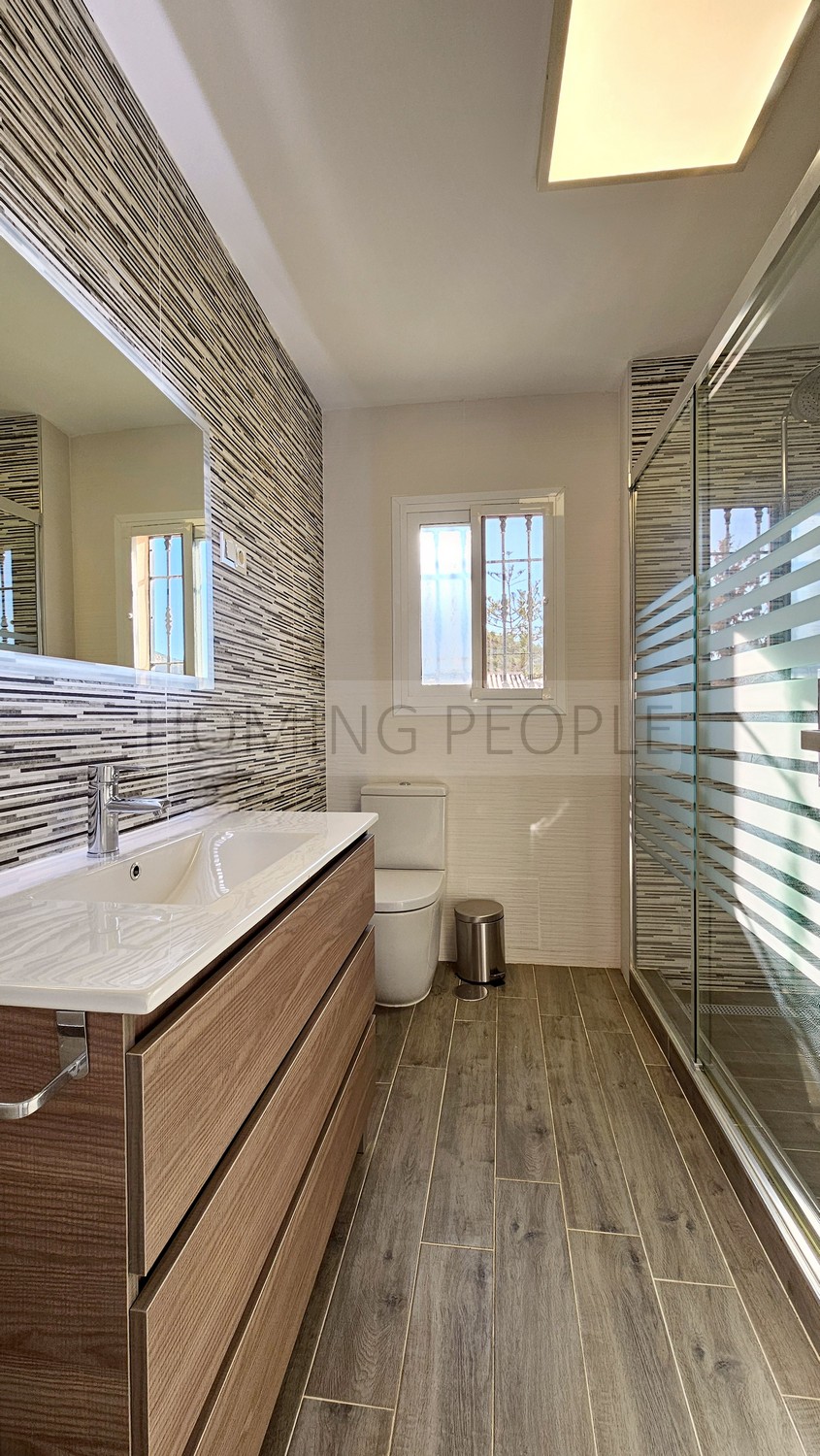 Chalet grande y soleado con piscina: Dos viviendas en una !