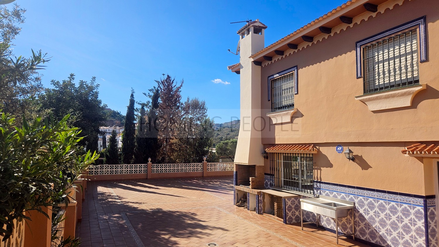 Chalet grande y soleado con piscina: Dos viviendas en una !