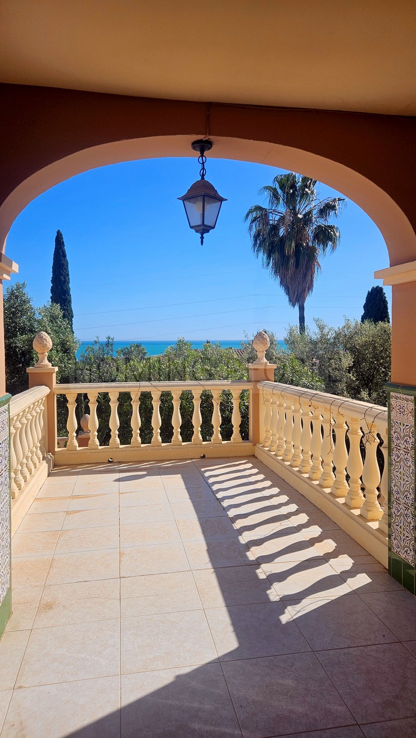 Chalet grande y soleado con piscina: Dos viviendas en una !