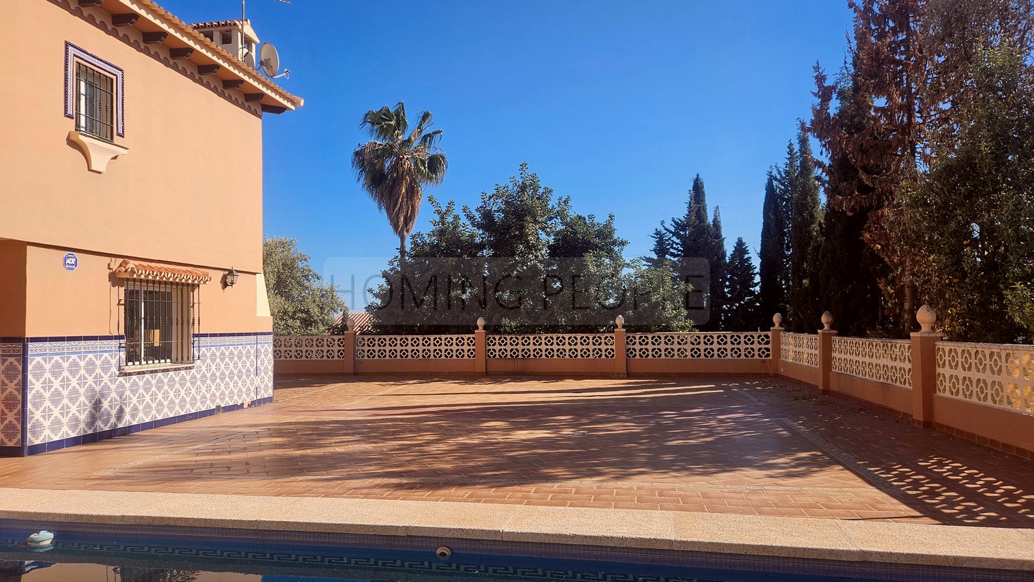 Chalet grande y soleado con piscina: Dos viviendas en una !