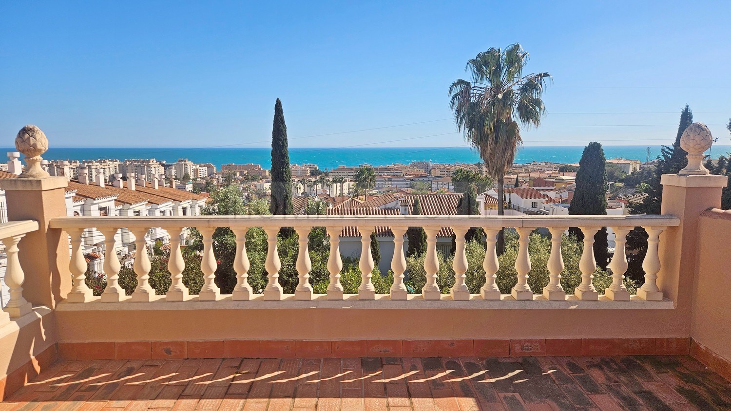 Chalet grande y soleado con piscina: Dos viviendas en una !