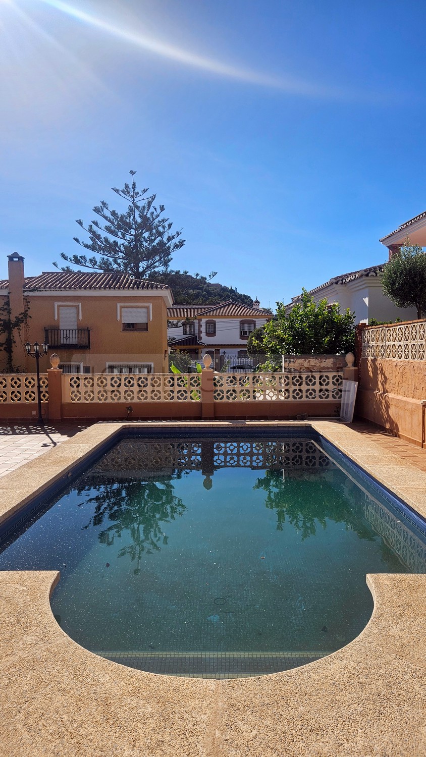 Chalet grande y soleado con piscina: Dos viviendas en una !
