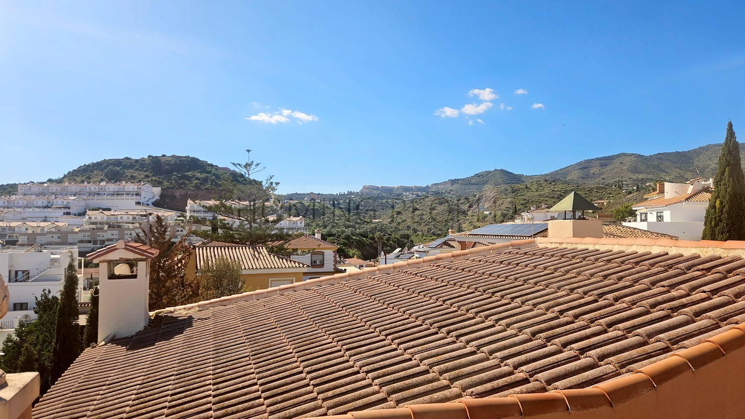 Chalet grande y soleado con piscina: Dos viviendas en una !