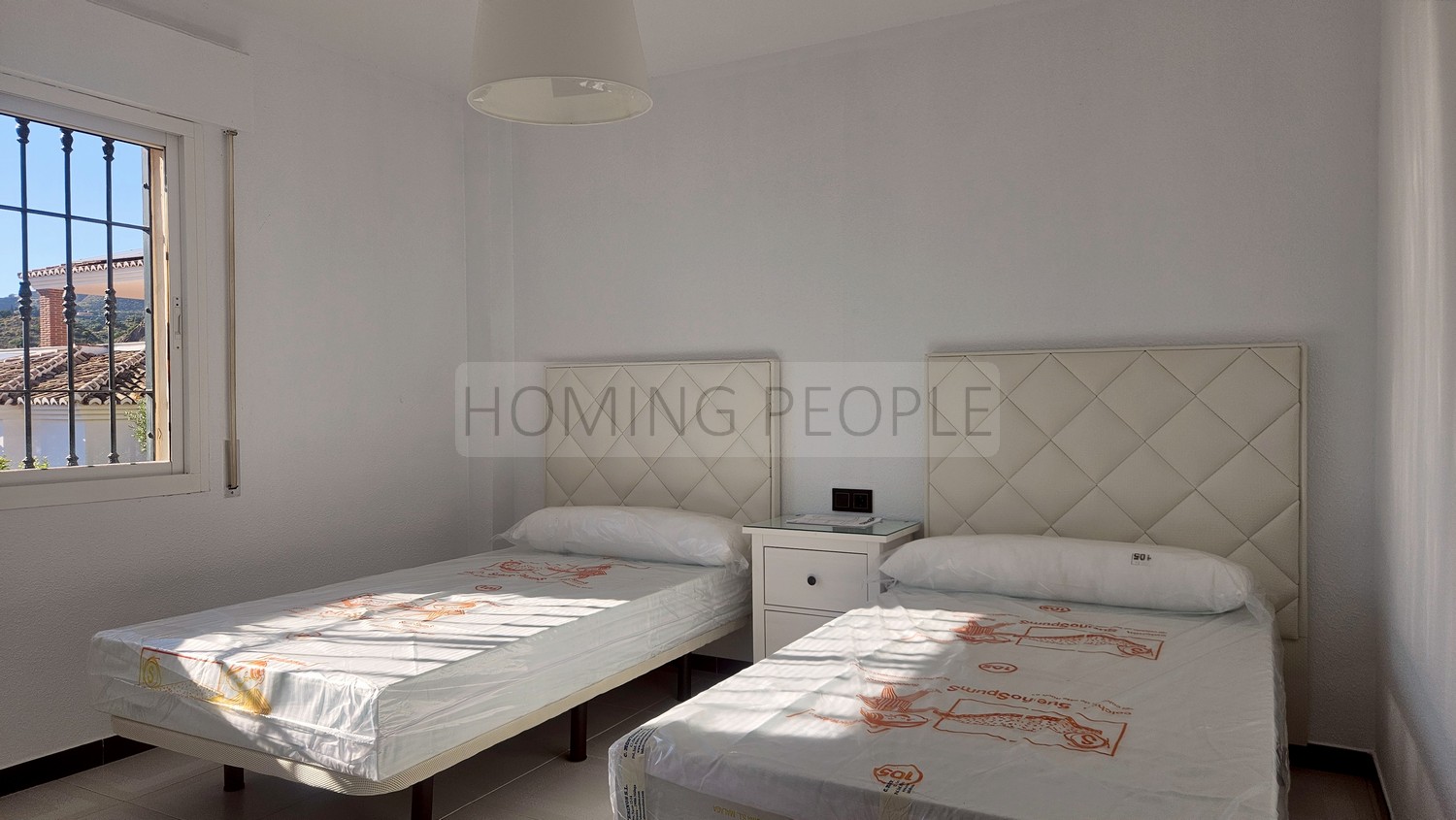 Chalet grande y soleado con piscina: Dos viviendas en una !