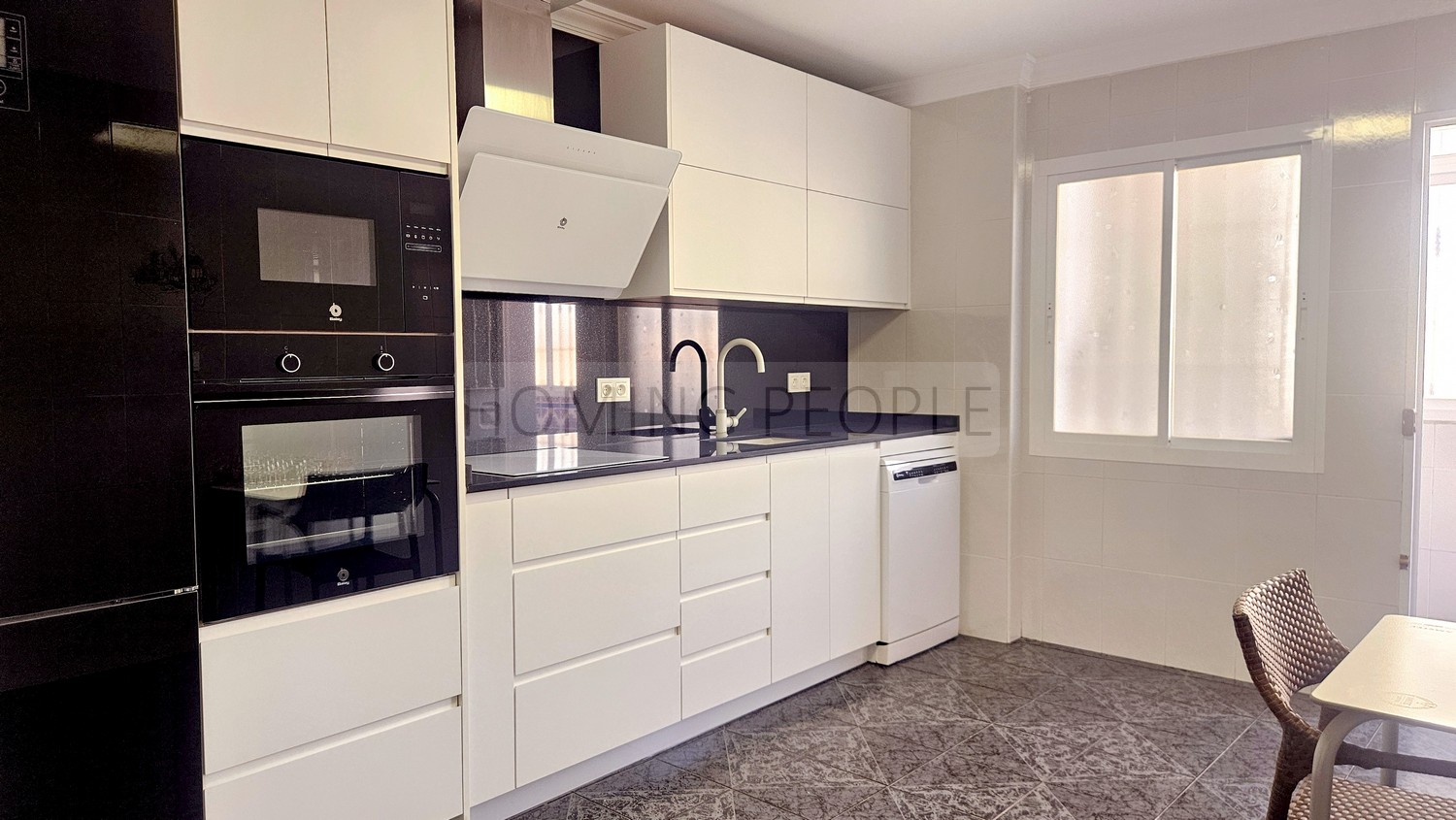 Chalet grande y soleado con piscina: Dos viviendas en una !