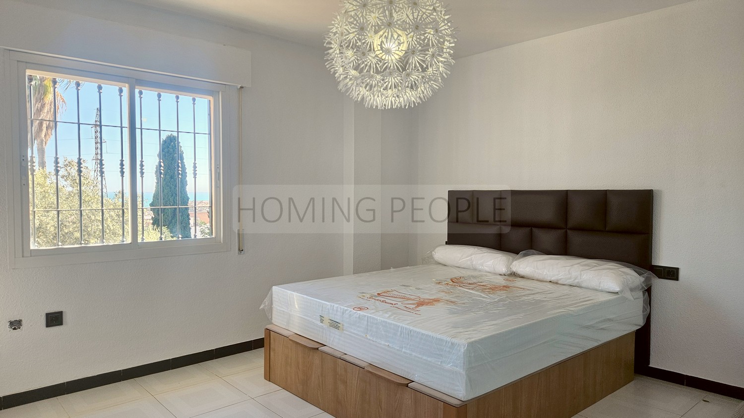 Chalet grande y soleado con piscina: Dos viviendas en una !