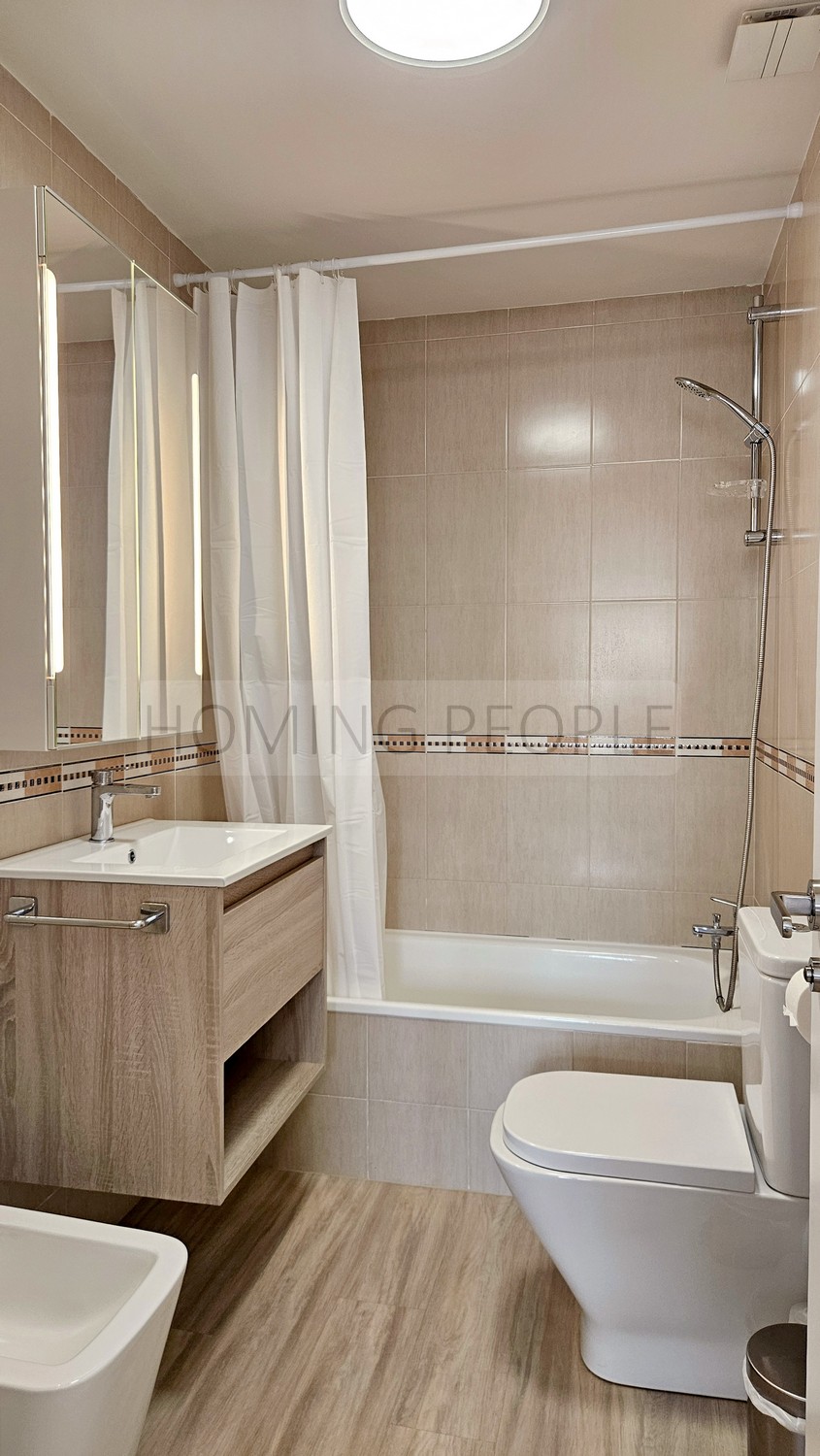 Piso céntrico muy bien equipado, con terraza y vistas