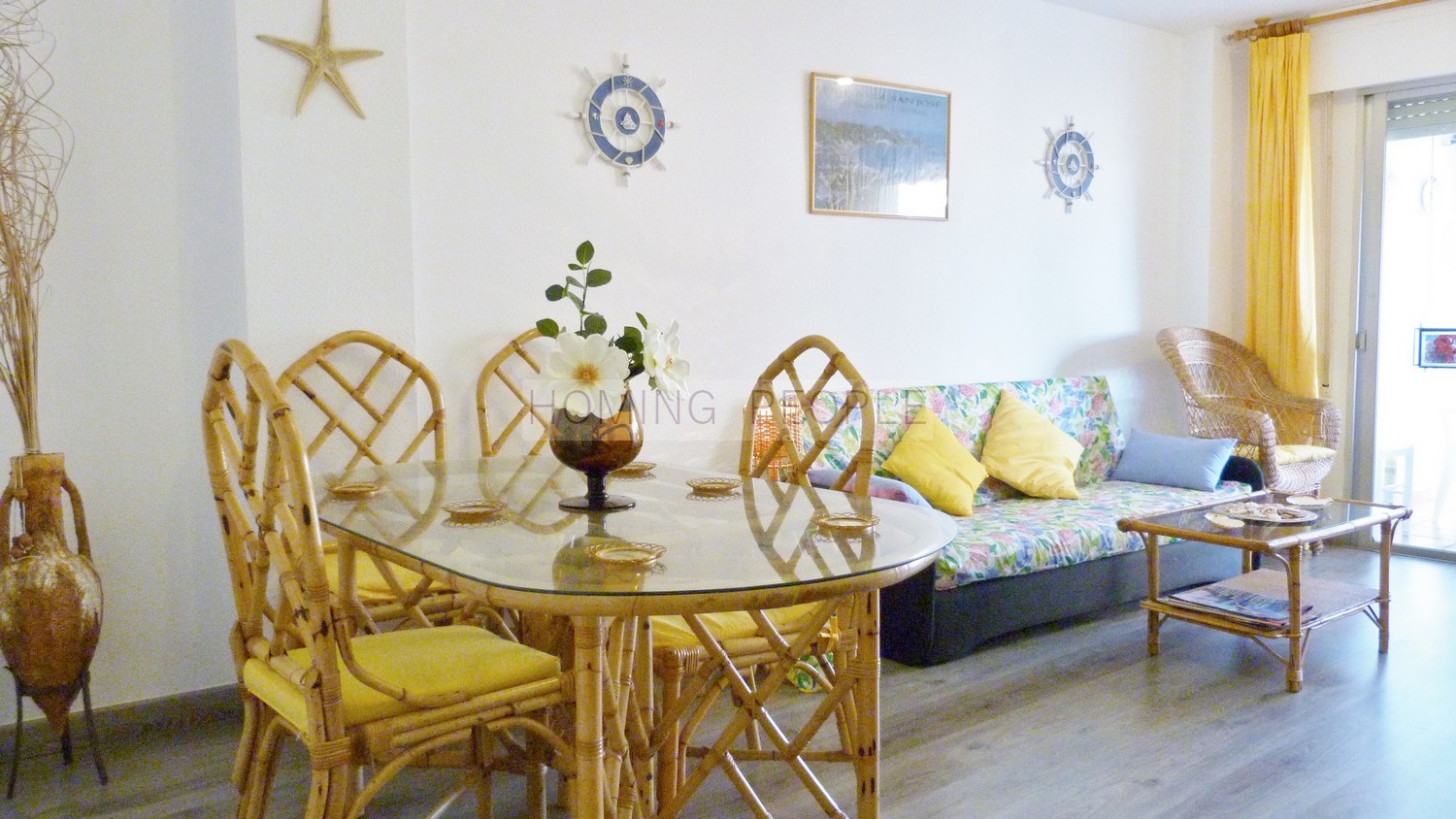 Piso en planta alta con pequeño jardín privado y a unos pasos de la playa