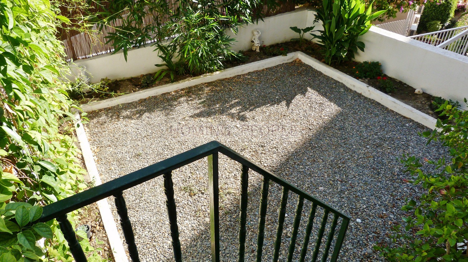 Piso en planta alta con pequeño jardín privado y a unos pasos de la playa