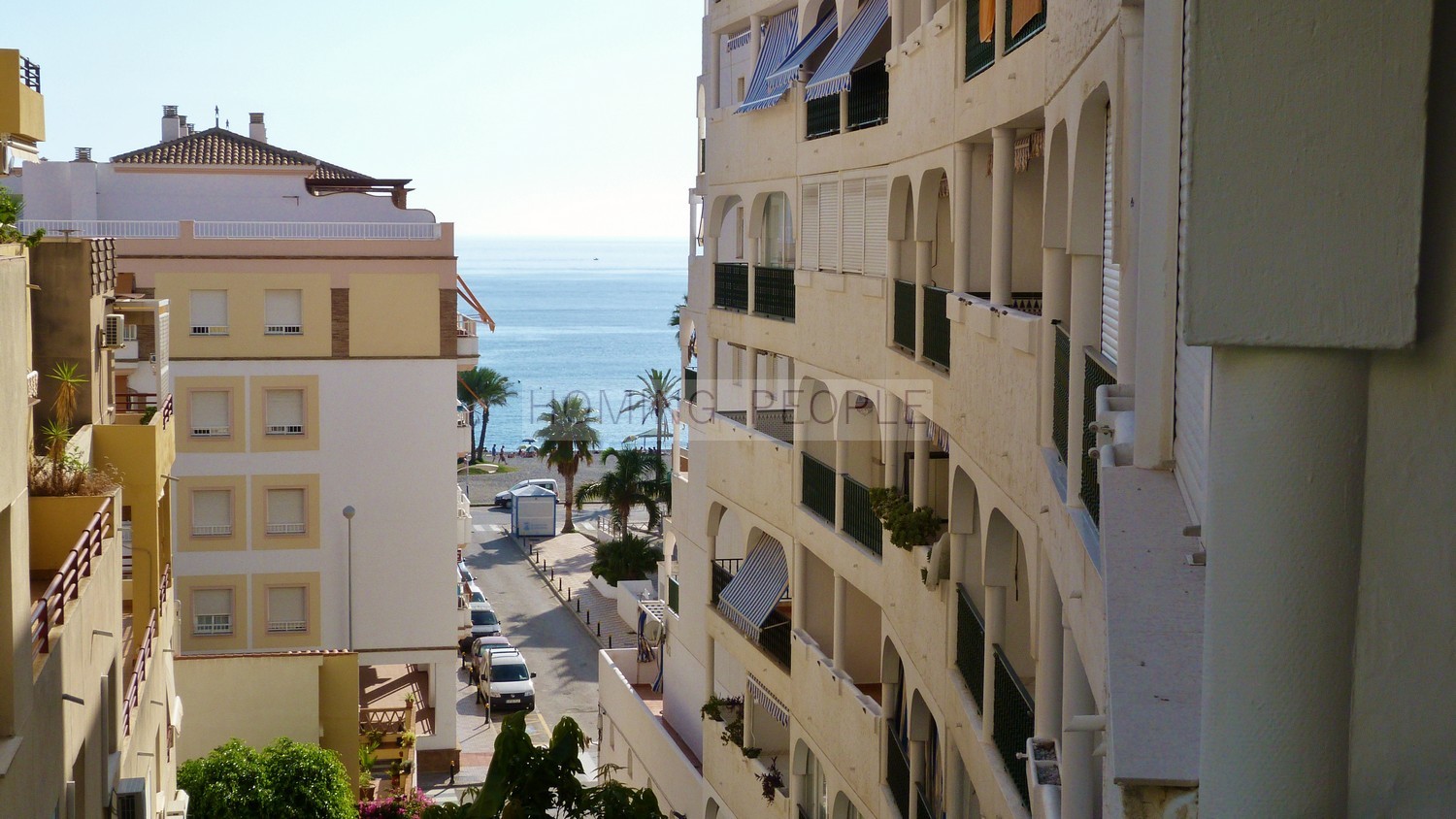 Piso en planta alta con pequeño jardín privado y a unos pasos de la playa