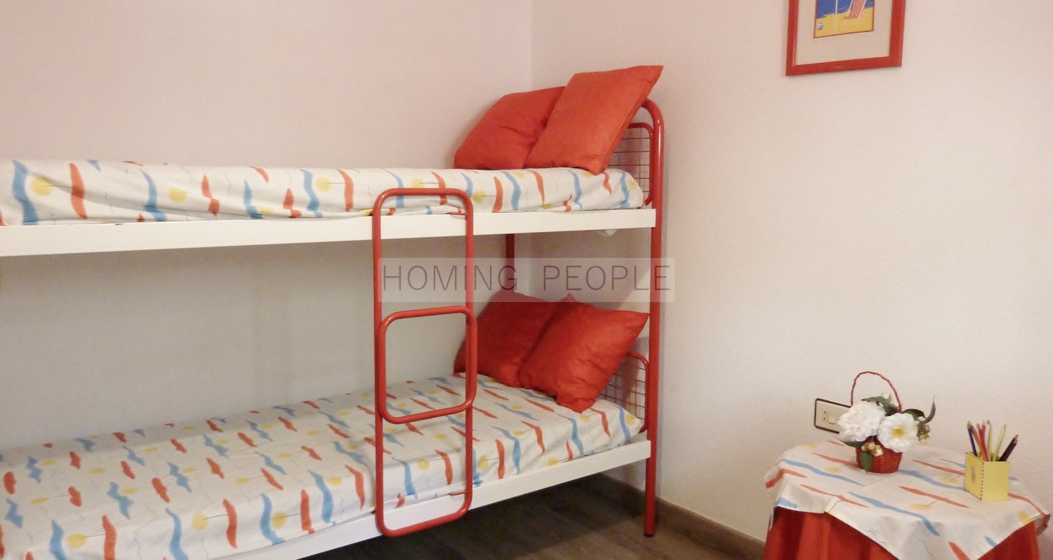 Piso en planta alta con pequeño jardín privado y a unos pasos de la playa