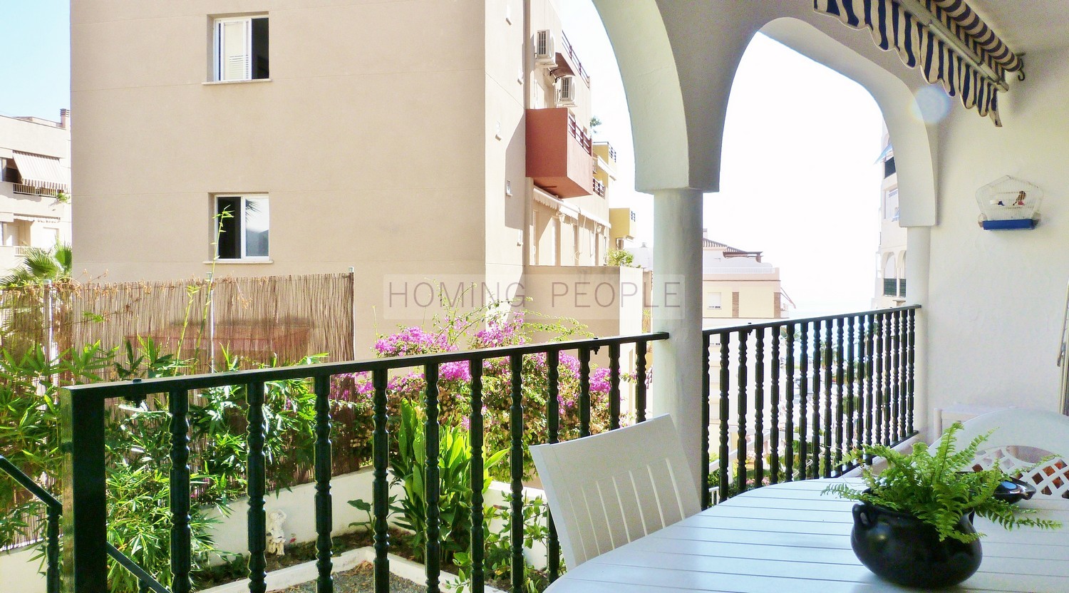 Piso en planta alta con pequeño jardín privado y a unos pasos de la playa