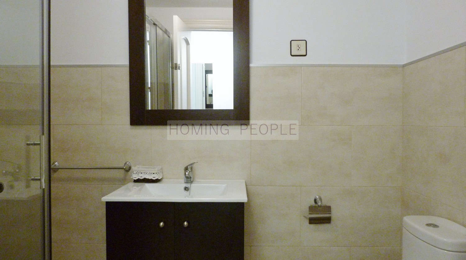 Piso en planta alta con pequeño jardín privado y a unos pasos de la playa