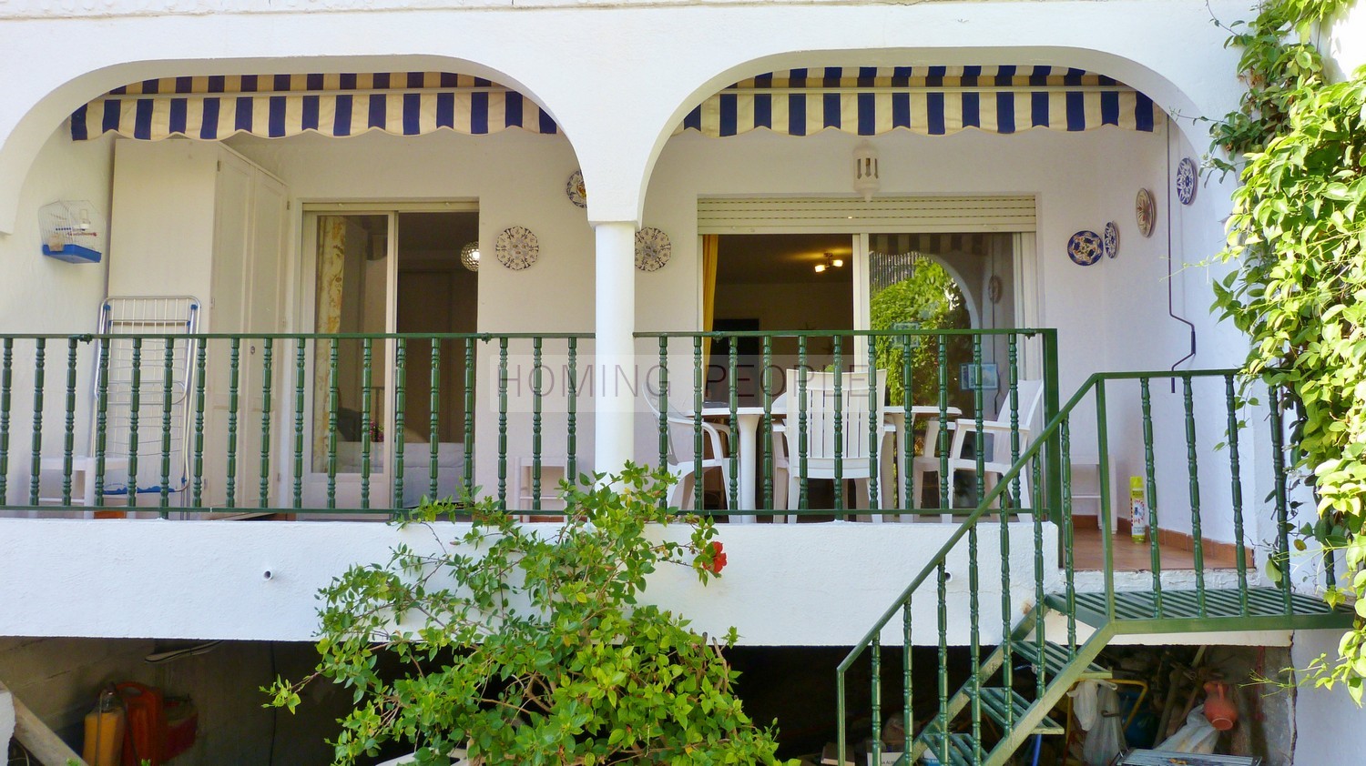 Piso en planta alta con pequeño jardín privado y a unos pasos de la playa