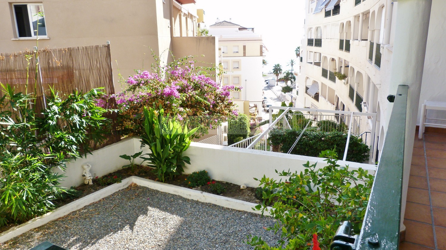 Piso en planta alta con pequeño jardín privado y a unos pasos de la playa