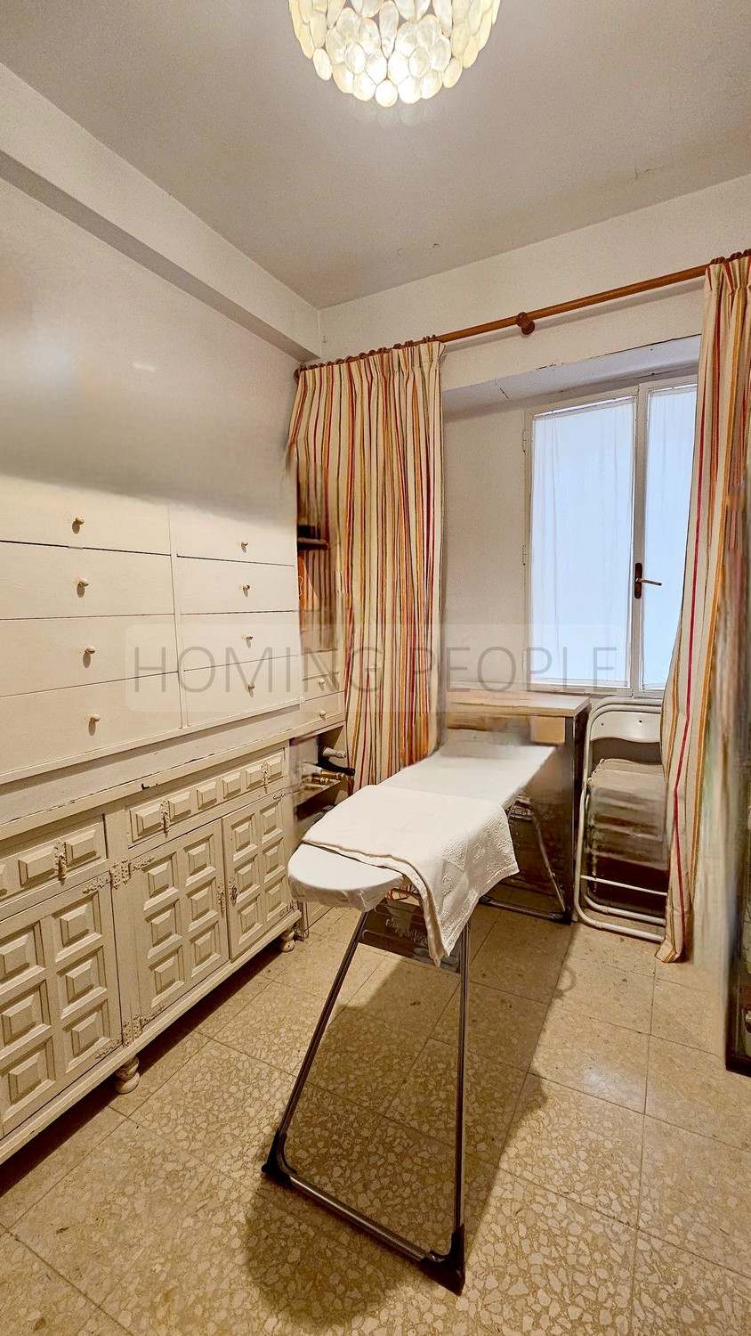 Spacious second-hand flat: Lots of natural light and just a stone's throw from Malagueta Beach